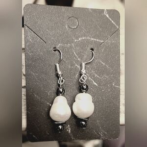 Elegant earrings with freshwater pearl and black beads